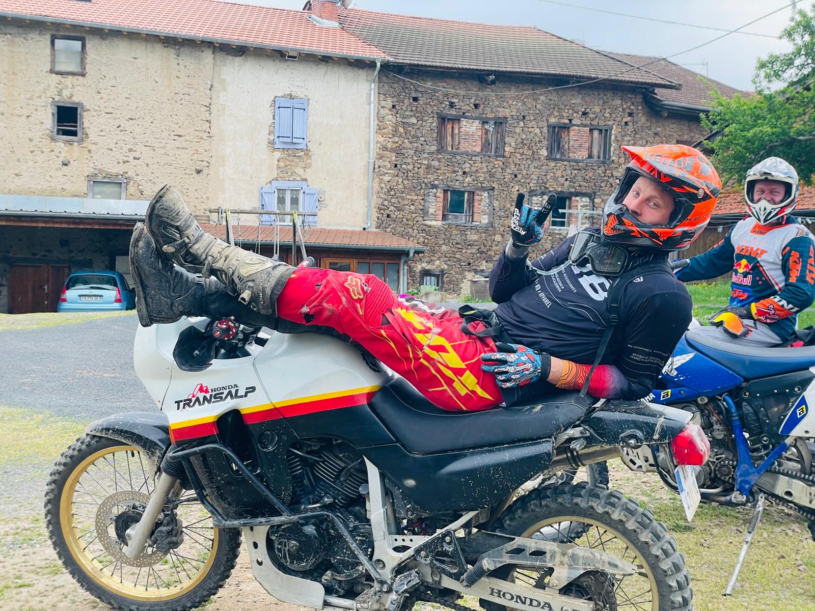 Motards en aventure off-road encadrée par un guide Motoroadtrip