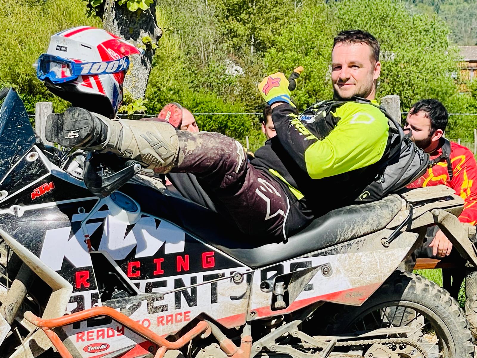 Raphaël Dricot, fondateur de Motoroadtrip, sur sa moto en Auvergne
